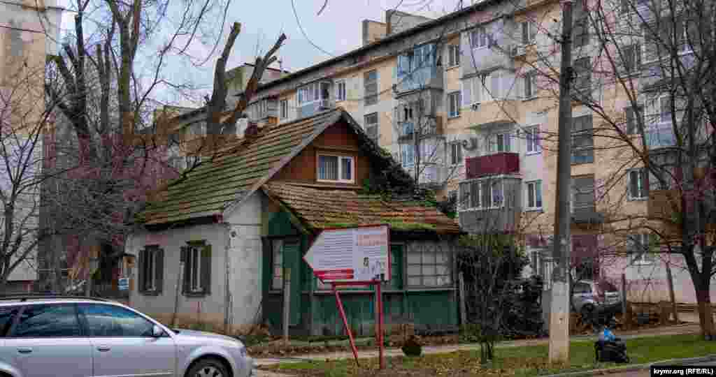 Старый домик под черепицей &laquo;зажат&raquo; с двух сторон пятиэтажками на улице Бурденко