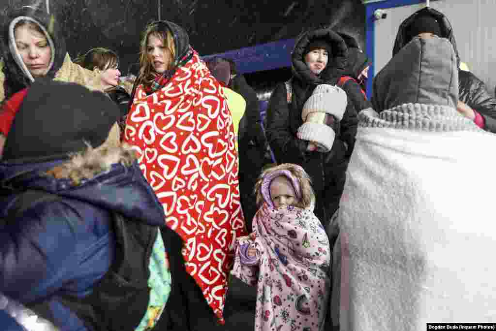 Ucrainenii care vor să ajungă în România pe la punctul de trecere al frontierei din Isaccea pot aștepta și peste 24 de ore până trec granița. În ultimele zile a fost frig, iar timpii de așteptare au avut impact asupra celor care au stat în frig. Imagine din 1 martie 2022.&nbsp;