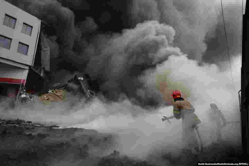 Село Чайки, Київська область, де через потрапляння снаряду у складське приміщення, сталася пожежа на складі й в адміністративній будівлі. 3 березня 2022 року