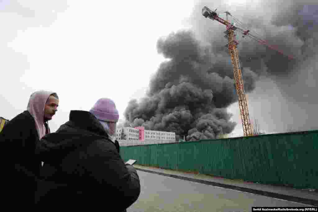 Обстріл під Києвом став причиною масштабної пожежі.&nbsp;Село Чайки, Київська область, 3 березня 2022 року &nbsp;
