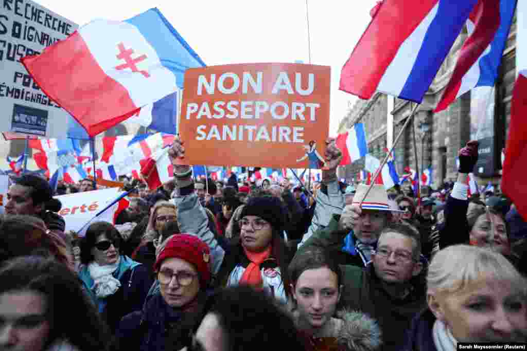 &bdquo;Nem a védettségi igazolványra!&rdquo; &ndash; olvasható az egyik demonstráló kezében tartott transzparensen Párizsban, ahol a&nbsp;Les Patriotes&nbsp;(A hazafiak) pártja szervezett tüntetést december 18-ra
