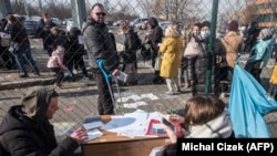 Українські біженці заповнюють форму, щоб подати документи на дозвіл на проживання в празькому відділі поліції для іноземців у Празі. Чехія, 2 березня 2022 року