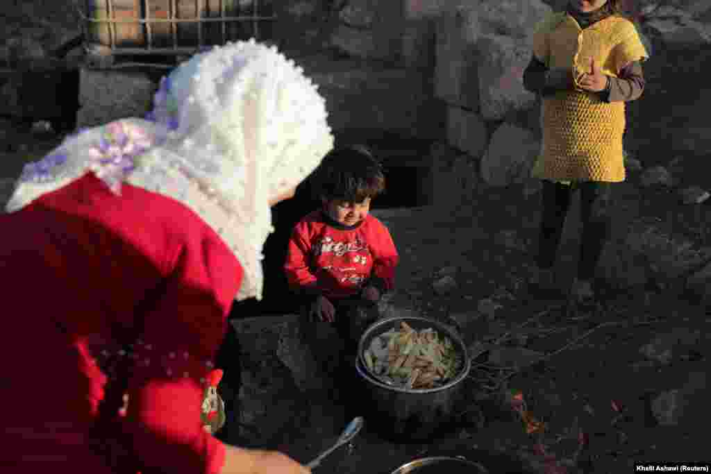 A 28 éves Zara Abu Kalifa krumplit főz gyermekeinek&nbsp;Babiszka romjai között