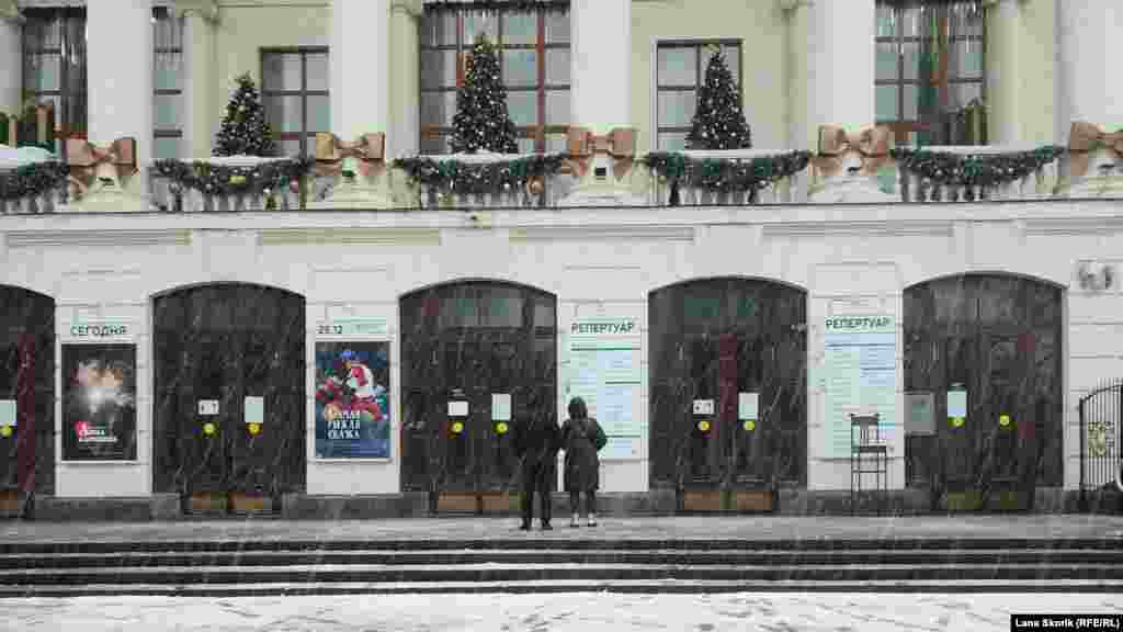 Театр имени Луначарского в праздничном убранстве