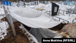  Гробът на Максим Ханигин. 