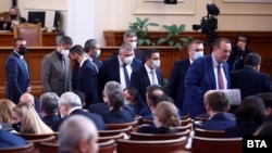 Учредяването на парламентарните комисии отне близо шест часа на народните представители