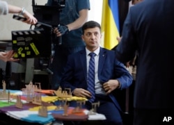 Actor de comedie pe vremuri, Volodimir Zelenski este fotografiat într-un film care se desfășoară în Kiev în 2019. Zelenski a jucat rolul președintelui națiunii într-un popular serial TV, Slujitorul Poporului, înainte de a deveni el însuși președinte.