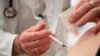 Англија препорача четврта доза анти ковид вакцина за постарите