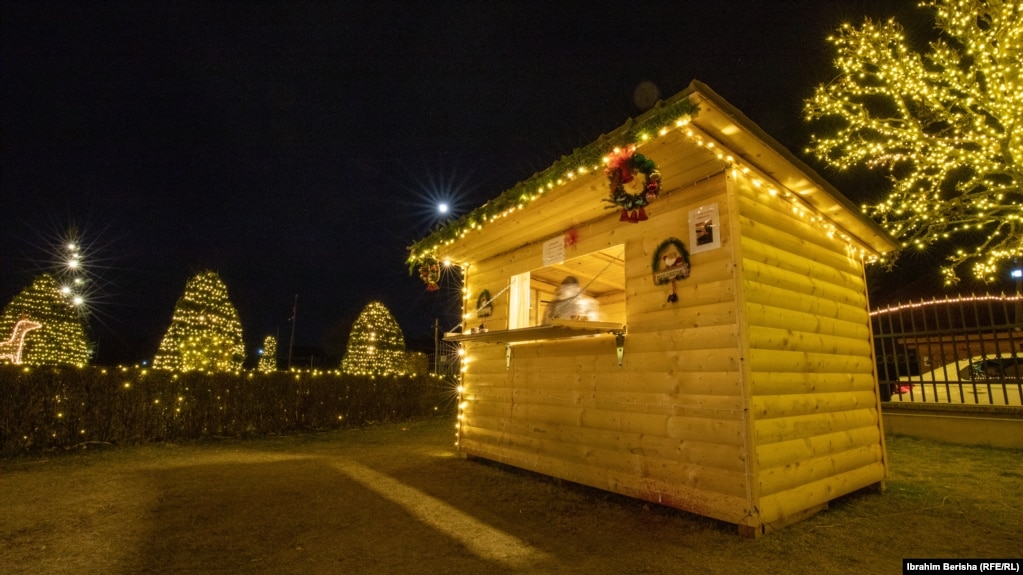 Shtëpizë druri si pjesë e dekorit plot drita të fshatit Pjetërshan për Krishtlindje dhe për Vitin e Ri.  