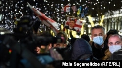 Грузия. Экс-президент Михаил Саакашвилинин туулган күнүнө туш келген оппозициянын парламенттин жанындагы митинги.