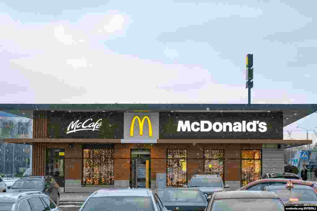 Рэстаран McDonalds побач са станцыяй мэтро &laquo;Пятроўшчына&raquo; &mdash; адзін з трох першых рэстаранаў гэтай сеткі ў Менску. Усе яны запрацавалі ў адзін дзень у сьнежні 1996 году. А станцыя &laquo;Пятроўшчына&raquo; была пабудаваная толькі ў 2012 годзе.