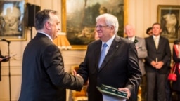 Orbán Viktor magyar miniszterelnök a Magyar Érdemrend középkeresztjével tünteti ki Mário David portugál politikust 2016 április 14-én Lisszabonban.