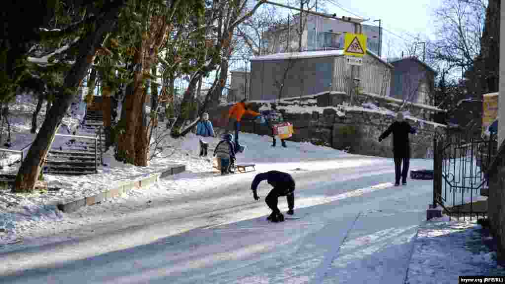 Ялтинские дети радуются снегу и раскатывают горки и проезжие части до состояния &laquo;стекла&raquo;
