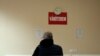 Egy férfi várakozik azt oltást követően a Borsod-Abaúj-Zemplén Megyei Központi Kórház és Egyetemi Oktatókórházban kialakított oltóponton Miskolcon 2022. március 2-án.