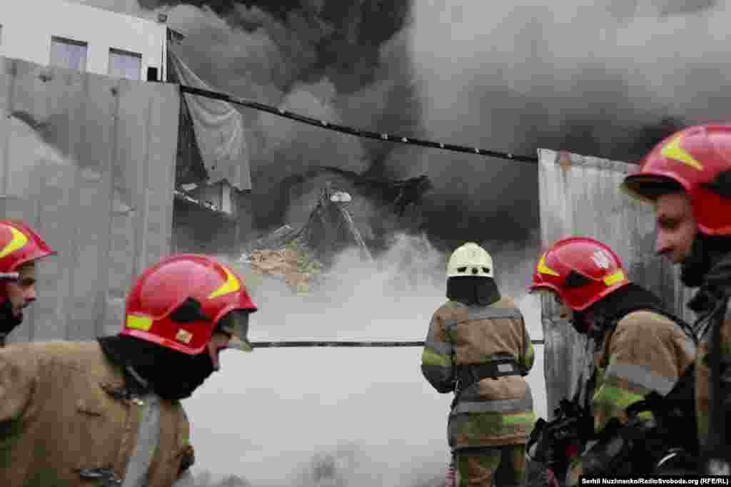 Пожежники дослова воювали з вогнем на площі 10 000 квадратних метрів та у 8-поверховій адміністративній будівлі. Село Чайки, Київська область, 3 березня 2022 року