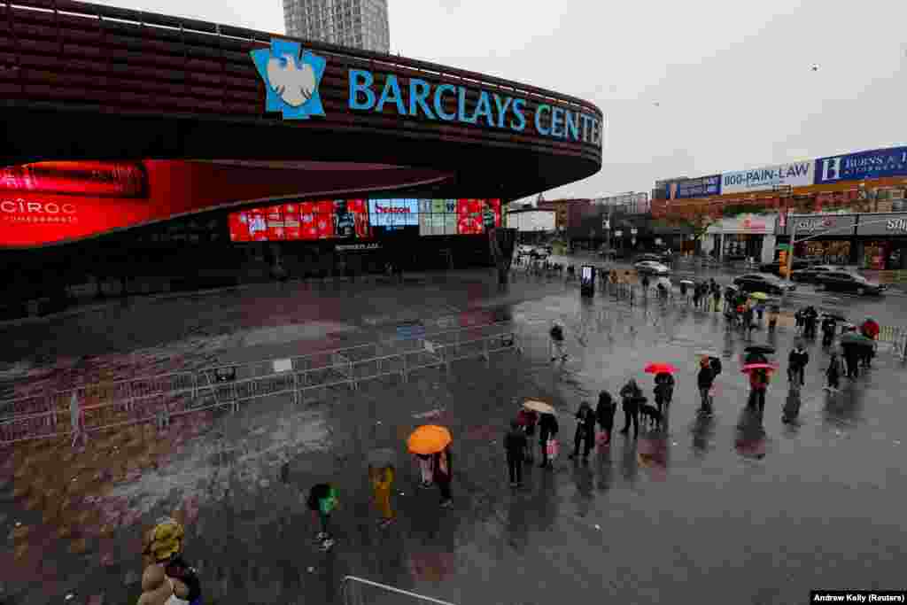 Koronavírustesztért állnak sorba a brooklyni Barclays Aréna előtt december 18-án