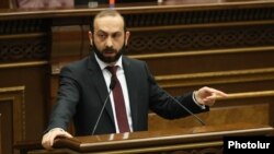 Armenian Foreign Minister Ararat Mirzoyan speaking in parliament, Yerevan, March 2, 2022.