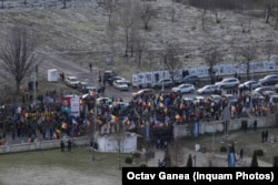 Protestatarii s-au adunat în fața Palatului Parlamentului de dimineață.