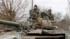 Pripadnici proruskih trupa u uniformama bez oznaka vide se na vrhu tenka sa slovom "Z" na bokovima u naselju Buhas (Bugas), koje kontrolišu ruski separatisti u oblasti Donjeck, Ukrajina, 1. mart 2022.