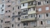 Stambena zgrada za koju su mještani rekli da je oštećena nedavnim granatiranjem u Mariupolju, Ukrajina, 26. februar 2022.