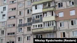 Stambena zgrada za koju su mještani rekli da je oštećena nedavnim granatiranjem u Mariupolju, Ukrajina, 26. februar 2022.
