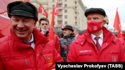 Своє звернення дружини мобілізованих передали лідеру російських комуністів Геннадію Зюганову (праворуч на фото)
