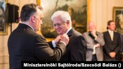 Orbán Viktor magyar miniszterelnök a Magyar Érdemrend középkeresztjével tünteti ki Mário David portugál politikust 2016 április 14-én Lisszabonban.