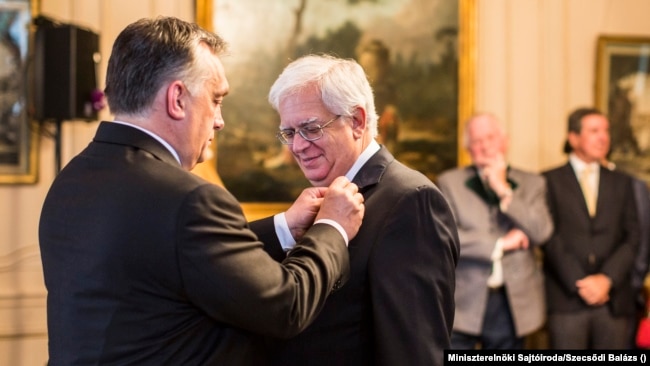 Orbán Viktor magyar miniszterelnök a Magyar Érdemrend középkeresztjével tünteti ki Mário David portugál politikust 2016 április 14-én Lisszabonban.