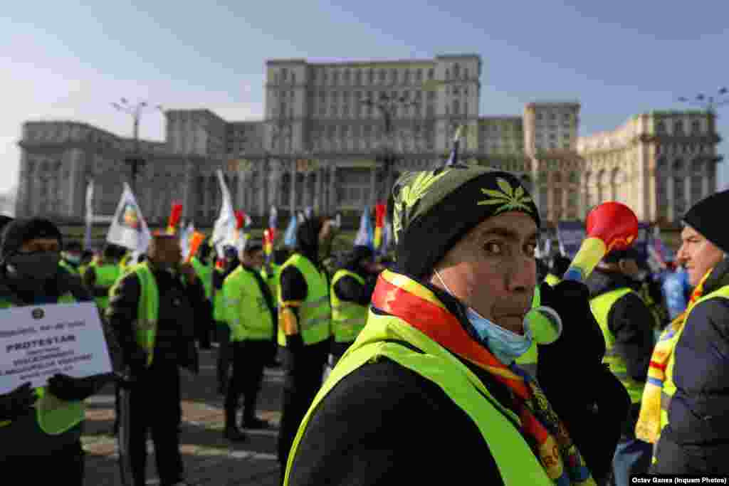 Angajaţi din poliţie, penitenciare și militari rezervişti protestează în fața Parlamentului României din București, pentru acordarea drepturilor salariale înainte de Crăciun.&nbsp;