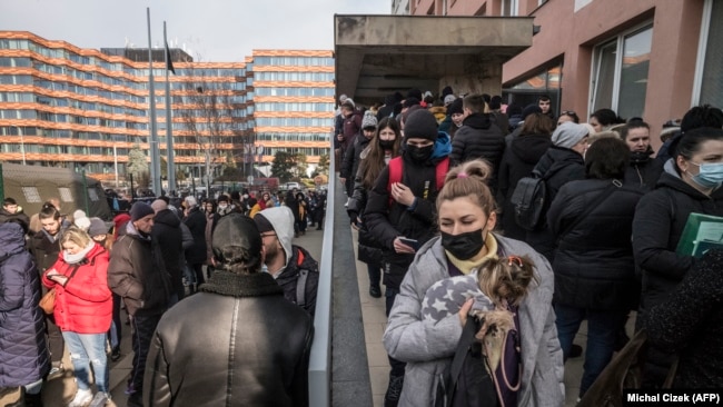 Një grua nga Ukraina derisa aplikon për leje qëndrimi në Pragë.