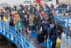 Un grup de refugiați ucraineni, fotografiați la Isaccea, România, în timp ce treceau granița dintre cele două țări, 1 martie 2022.