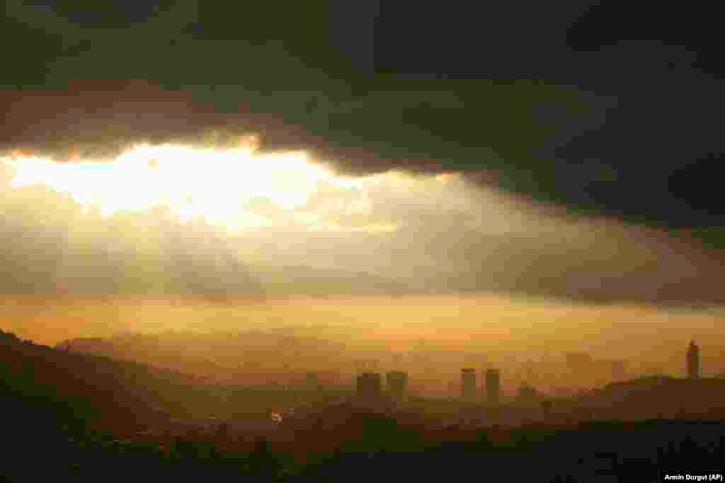 Smog covers the Bosnian capital, Sarajevo, at sunset.&nbsp;