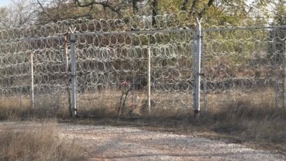 Българския граничен полицай от турската страна на пограничната ограда край