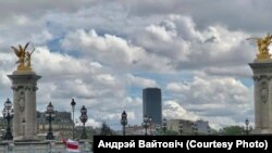 Беларускі сьцяг у цэнтры Парыжу. Архіўнае фота