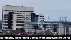 Dim nakon požara u zgradi centra za obuku u okviru nuklearne elektrane Zaporožje u Ukrajini, 4. mart 2022.