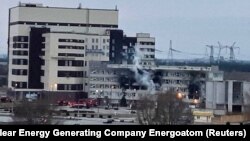 Пострадавшее от артиллерийского обстрела при штурме российскими войсками 4 марта 2022 года здание на территории Запорожской АЭС в Украине