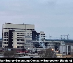 Clădirea administrativă avariată a centralei nucleare Zaporojie, în Enerhodar, pe 4 martie 2022.