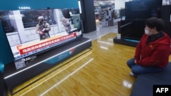 A TV screen shows news about Russia's invasion of Ukraine at a shopping mall in Hangzhou, in eastern China, on February 25.