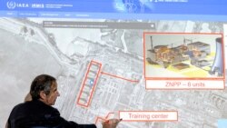 Rafael Grosi pokazuje na mapi ukrajinsku elektranu Zaporožje tokom specijalne konferencije za medije nakon napada, 4. marta 2022. u Beču