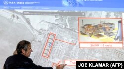 Rafael Grossi, drejtori i përgjithshëm i Agjencisë Ndërkombëtare të Energjisë Atomike (IAEA), tregon një hartë të termocentralit ukrainas, Zaporizhja, ndërsa jep detaje për situatën e termocentraleve bërthamore në Ukrainë gjatë një konference për shtyp.
