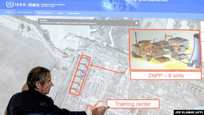 Rafael Grossi, drejtori i përgjithshëm i Agjencisë Ndërkombëtare të Energjisë Atomike (IAEA), tregon një hartë të termocentralit ukrainas, Zaporizhja, ndërsa jep detaje për situatën e termocentraleve bërthamore në Ukrainë gjatë një konference për shtyp.
