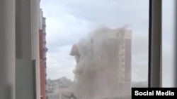 Обстрел жилого дома в Ирпене под Киевом, кадр из видео