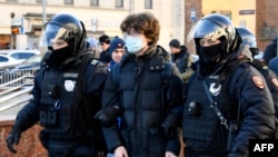 Rendőrök vesznek őrizetbe egy férfit az ukrajnai orosz invázió elleni tüntetésen a moszkvai Puskinszkaja téren 2022. február 27-én