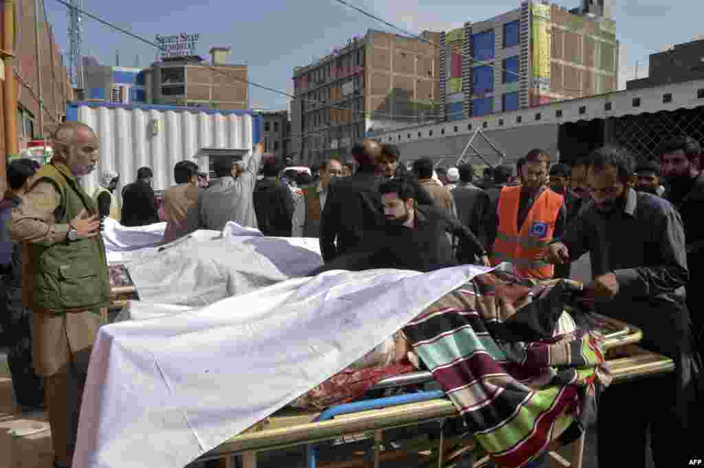 Ljudi se okupljaju pored tijela ubijenih ispred bolnice, nakon eksplozije bombe u džamiji u Pešavaru 4. marta 2022.
