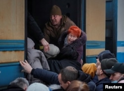 Українці намагаються потрапити в евакуаційний потяг. Березень 2022 року