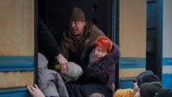 Qytetarët ukrainas duke hipur në një tren, për tu larguar nga Kievi për në Lviv, më 4 mars 2022.