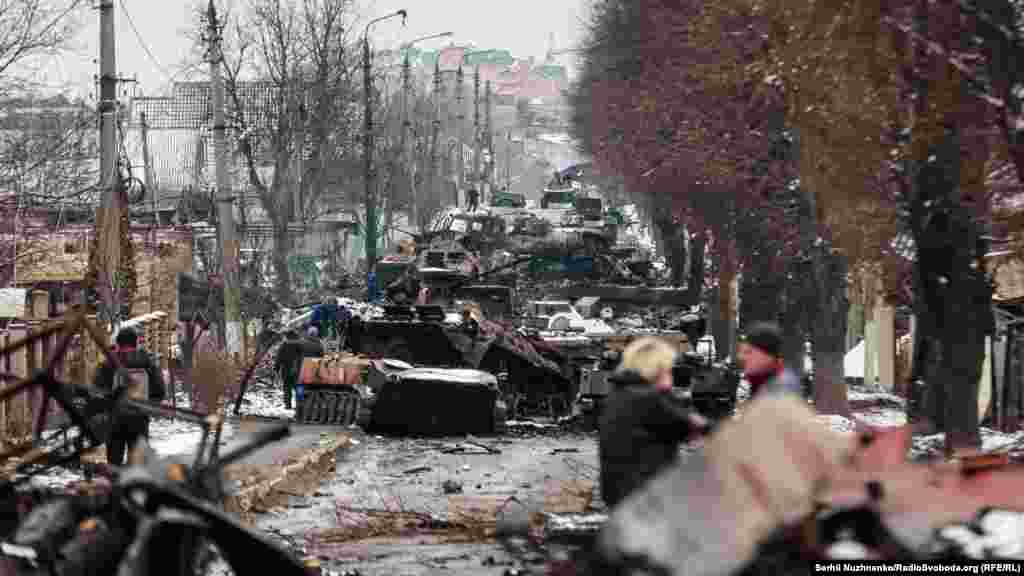 Blindate rusești, distruse pe o stradă din orașul Bucea, în apropiere de Kiev, la 1 martie 2022. Forțele rusești nu au reușit să încercuiască sau să captureze capitala și, în cele din urmă, s-au retras din regiune.