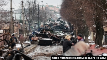 Automjetet e blinduara ruse të shkatërruara mbushin një rrugë në qytetin e Buça pranë Kievit më 1 mars 2022. Forcat ruse nuk arritën ta rrethonin apo kapnin kryeqytetin dhe përfundimisht u tërhoqën nga rajoni.