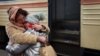 Майка прегръща дъщеря си, след като пристигат с влак от Харков в Лвов. 4 март 2022.