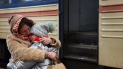 Majka grli kćerku u suzama nakon što su stigle vozom iz Harkiva u Lviv, 4. mart 2022.